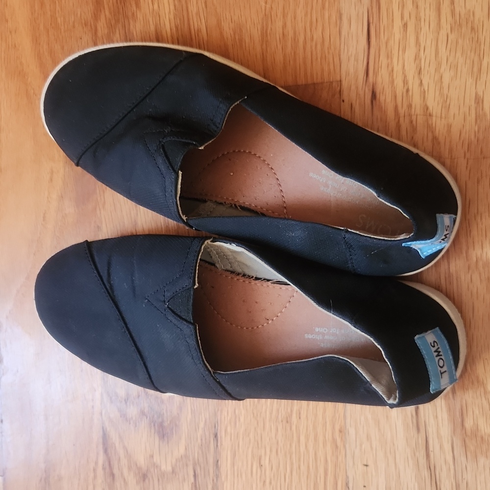 Tom size 8 light canvas sneakers